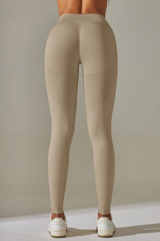 "Beige scrunch leggings – visning bagfra med tætsiddende pasform"

