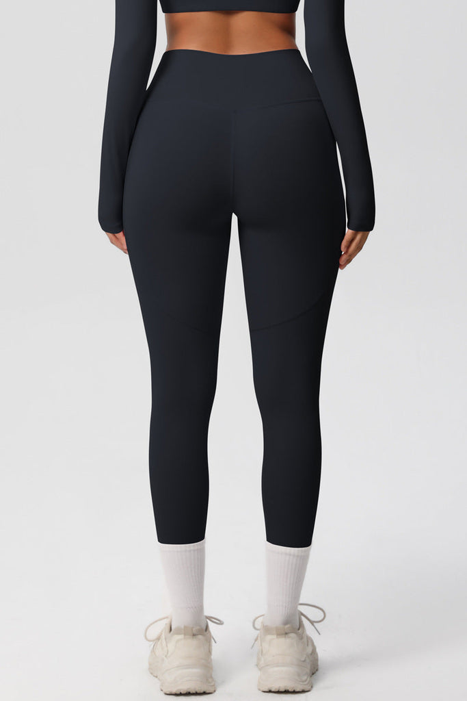 Model iført leggings med høj talje og lange ben – set forfra i fuld figur.

