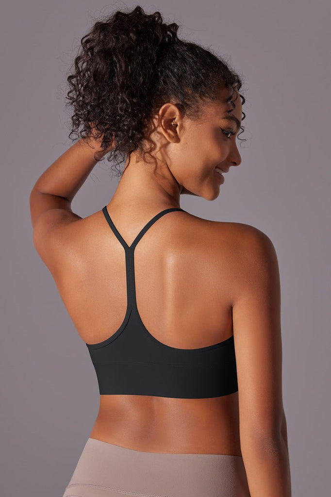 "Sort sports-bh med tynde stropper og elegant racerback-design – fri bevægelighed og stilrent look"

