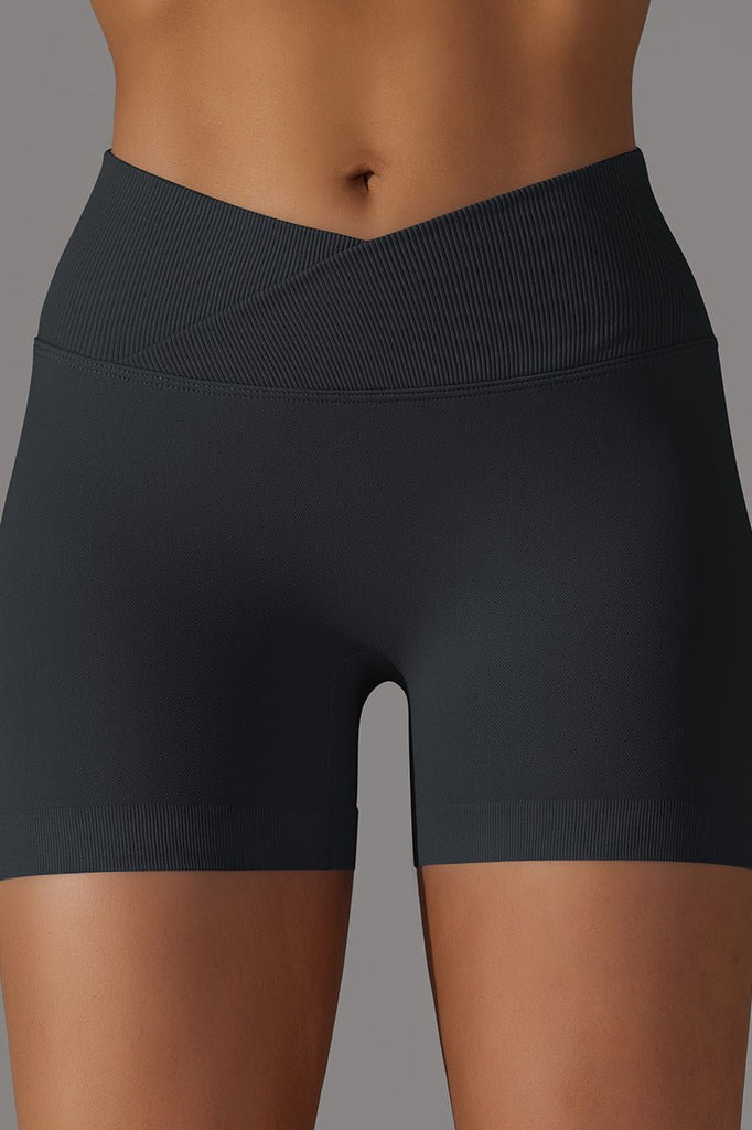 "Sorte shorts med seamless finish og diskret kompression – perfekt til aktiv hverdag"

