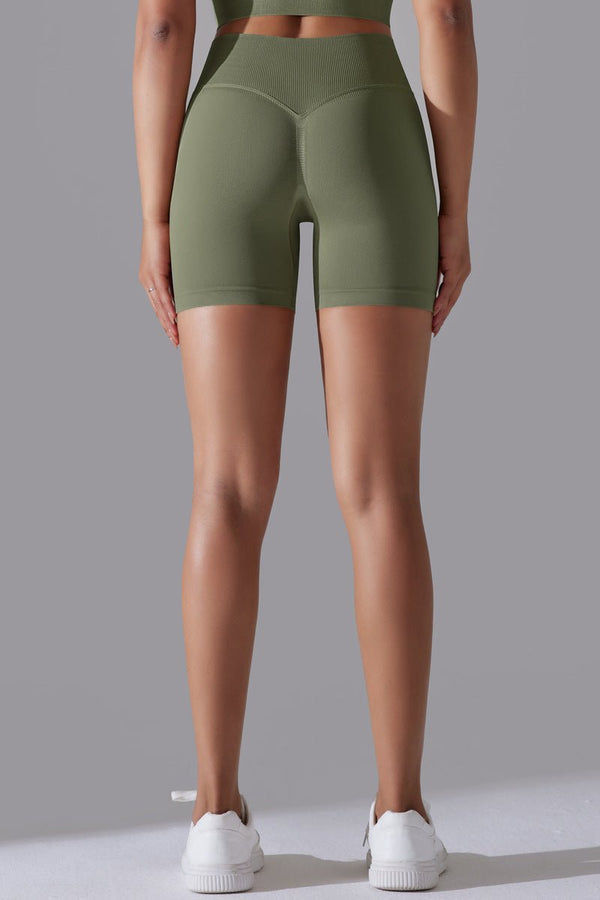 "Model i armygrønne scrunch shorts – sømløst design og støttende fit"

