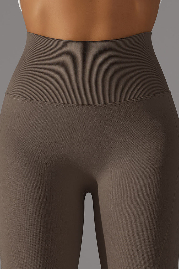 Nærbillede af mørkebrune scrunch leggings og top – fokus på talje og sømløs pasform.

