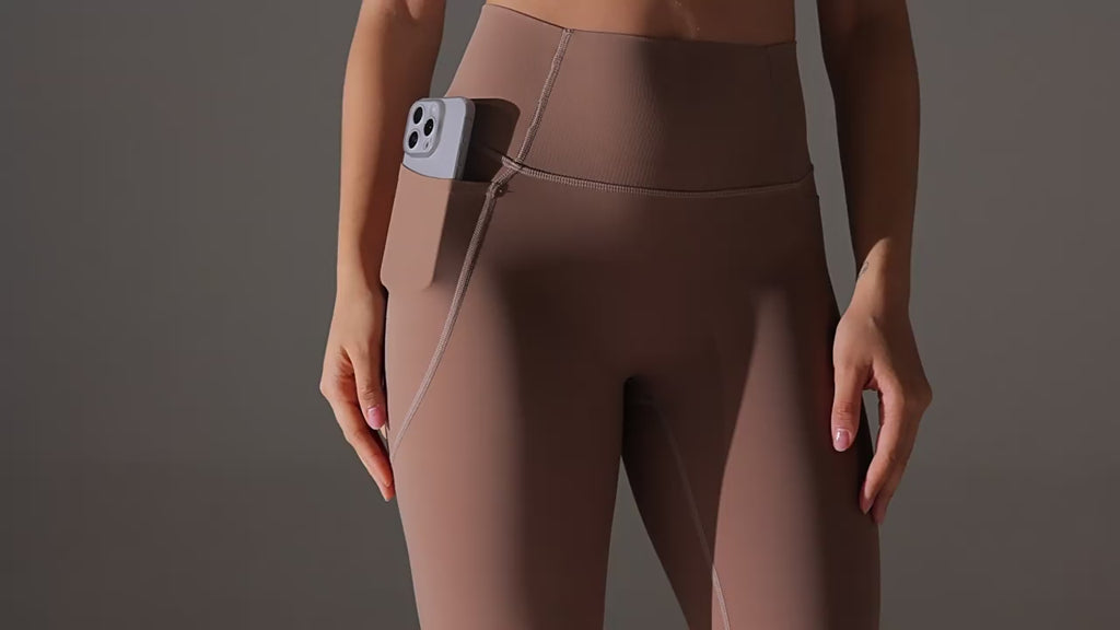 "Video af sorte shorts med sidelomme i brug – funktionelle og flatterende"

