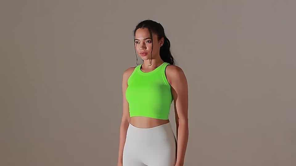 "Video af model i neongrøn cropped top – visning af bevægelse og pasform"