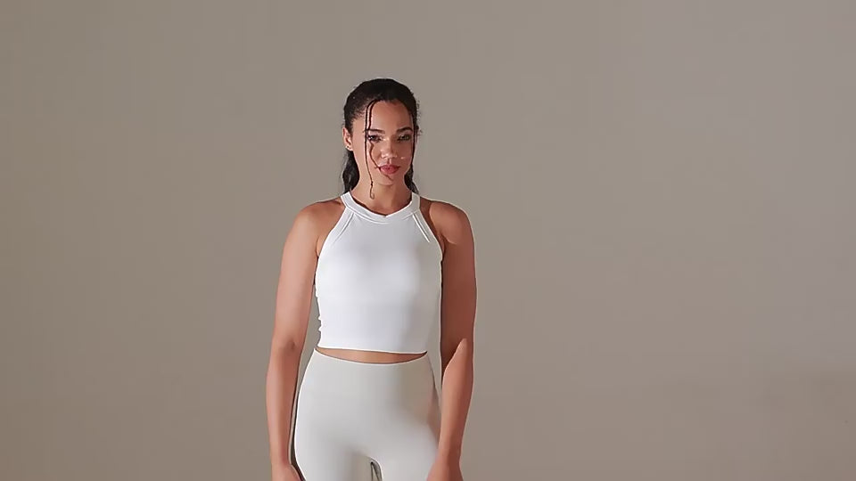 "Video af model i hvid sports crop top – visning af pasform og bevægelse"

