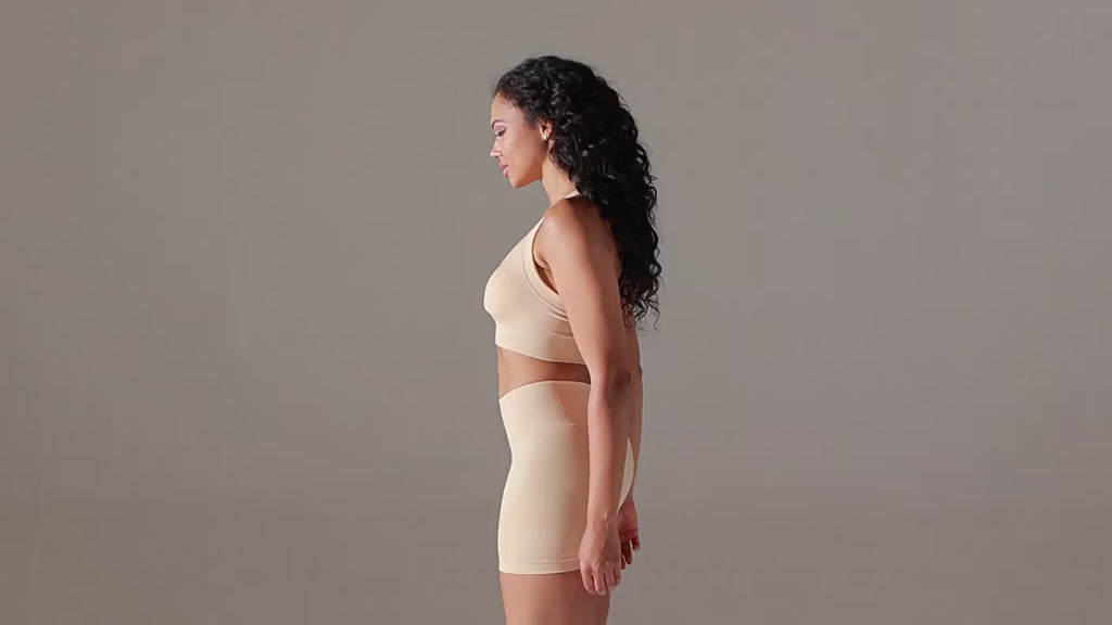 "Video af model iført beige sports-bh og shorts – sidevinkel"


